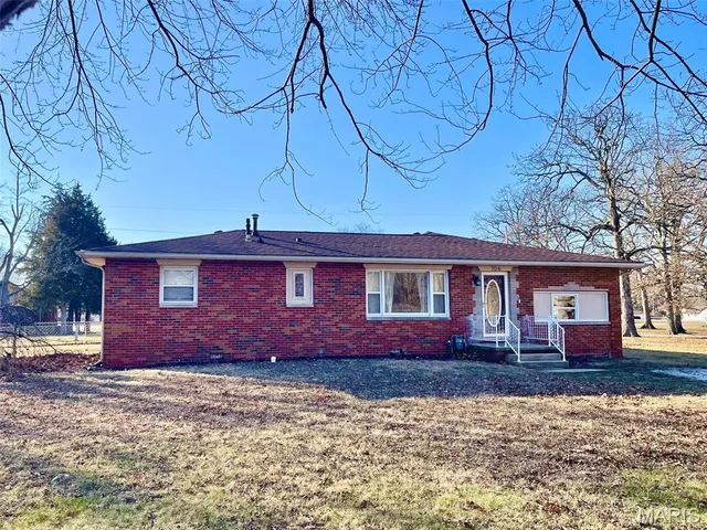 $90,000 | 704 North Sawyer Street, Wilsonville, IL 62093