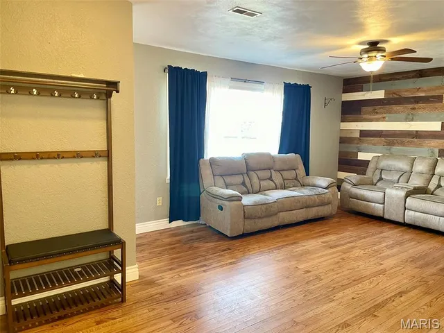 $90,000 | 704 North Sawyer Street, Wilsonville, IL 62093