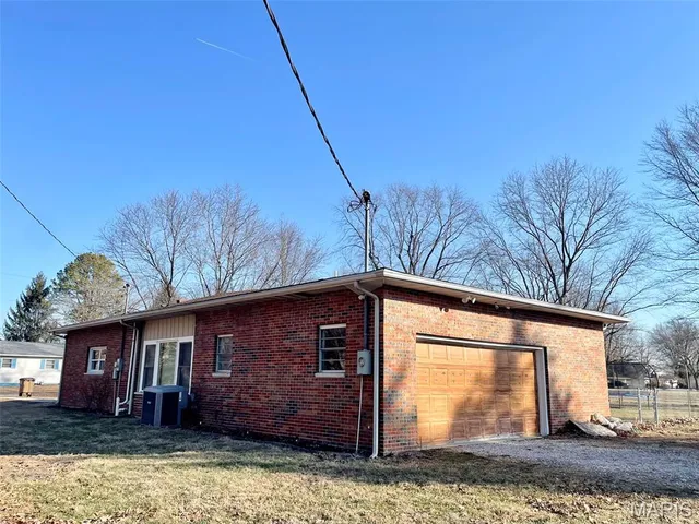 $90,000 | 704 North Sawyer Street, Wilsonville, IL 62093