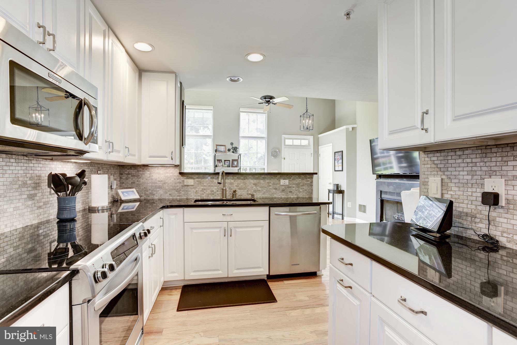 12085 Trumbull Way, Unit 20851 Reston, VA 20190 - Photo 13 of 32 Sparkling granite countertops