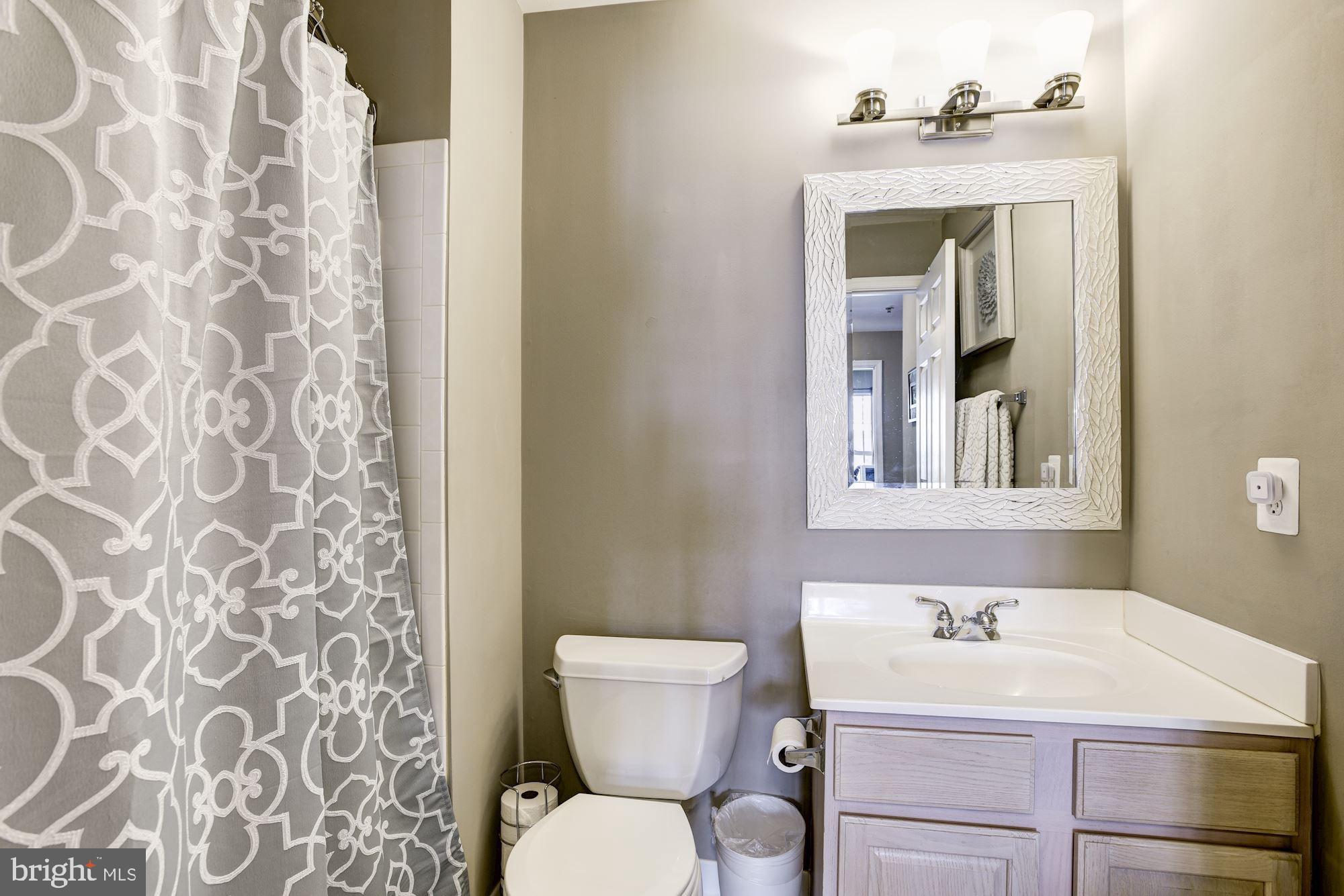 12085 Trumbull Way, Unit 20851 Reston, VA 20190 - Photo 20 of 32 2nd full bathroom
