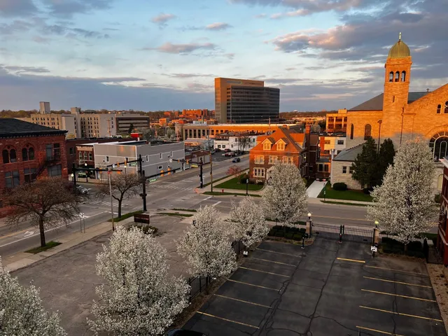 $349,900 | 109 West Washington Avenue, Unit 8, Jackson, MI 49201