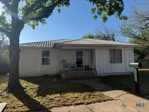 $250,000 | 612 Schwab Street, Yoakum, TX 77995