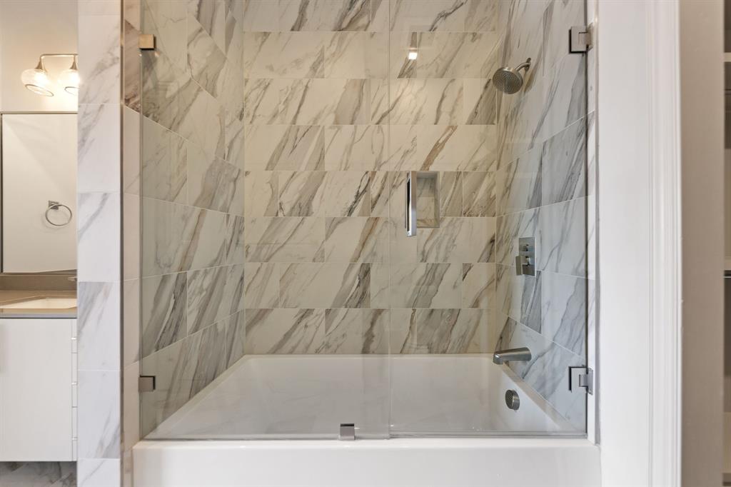 1900 South Ervay Street, Unit 508 Dallas, TX 75215 - Photo 18 of 36 a bathroom with a bathtub