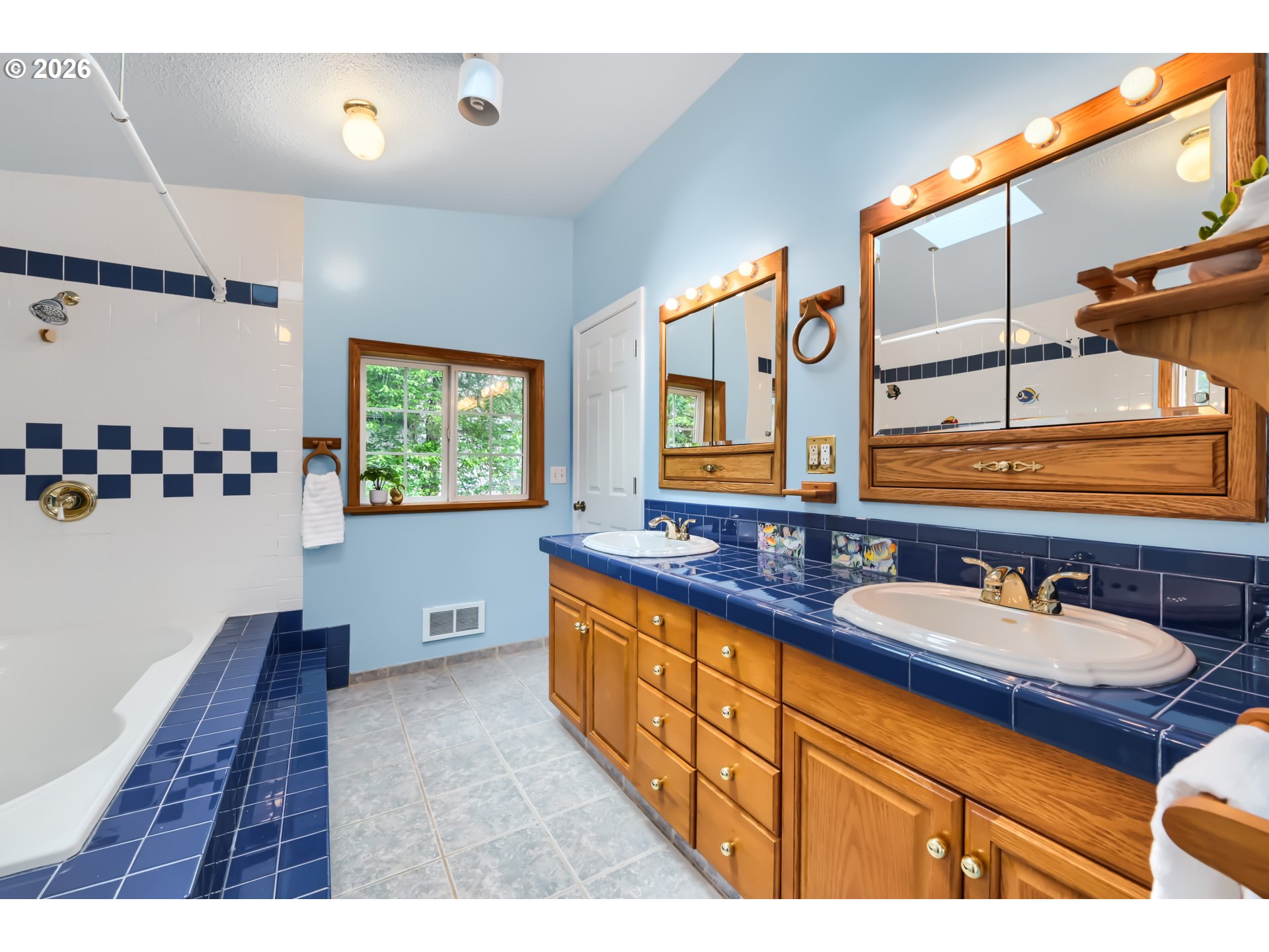 3740 Southwest Comus Street Portland, OR 97219 - Photo 17 of 33 Bathroom, Attached