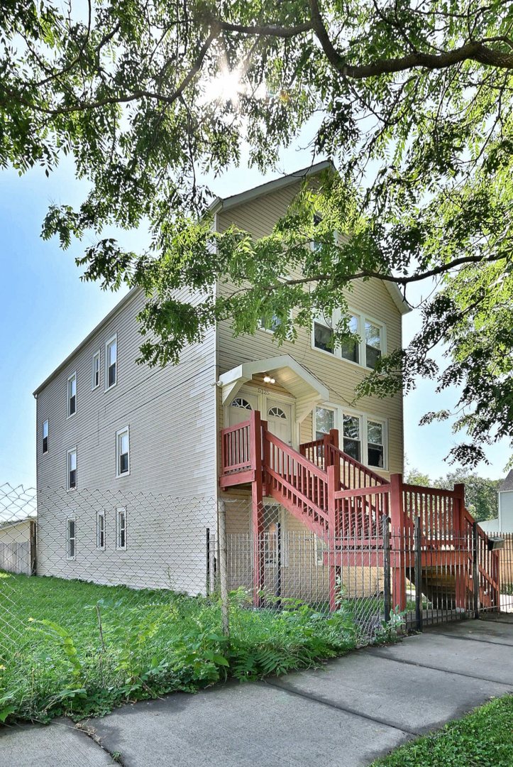 5125 South Elizabeth Street Chicago, IL 60609 - Photo 4 of 61 a front view of a house with a garden