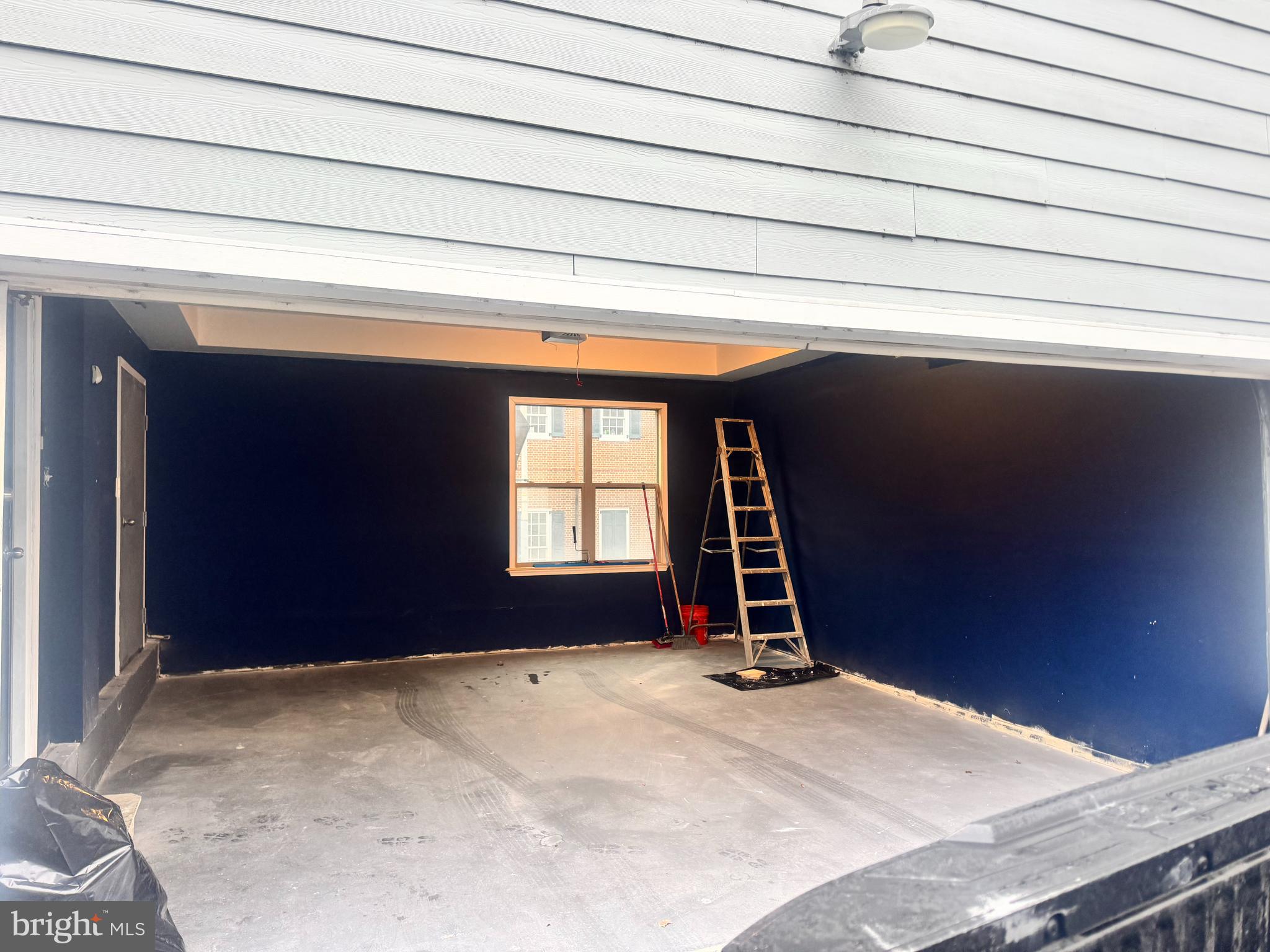 127 Albemarle Street, Unit 36 Baltimore, MD 21202 - Photo 4 of 25 a bedroom with a bed and a window