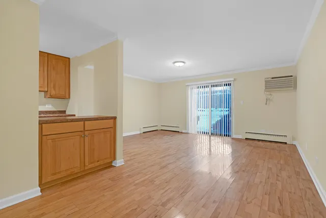 $2,150 | 2407 North Kennicott Drive, Unit 1A, Arlington Heights, IL 60004