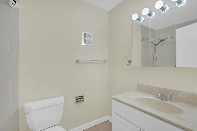 $2,150 | 2407 North Kennicott Drive, Unit 1A, Arlington Heights, IL 60004