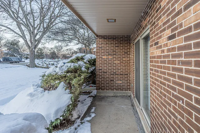 $2,150 | 2407 North Kennicott Drive, Unit 1A, Arlington Heights, IL 60004