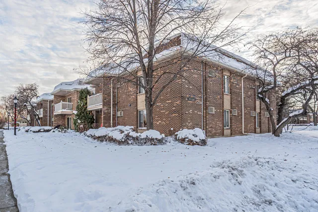 $2,150 | 2407 North Kennicott Drive, Unit 1A, Arlington Heights, IL 60004