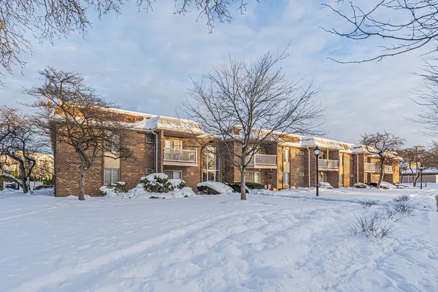 $2,150 | 2407 North Kennicott Drive, Unit 1A, Arlington Heights, IL 60004