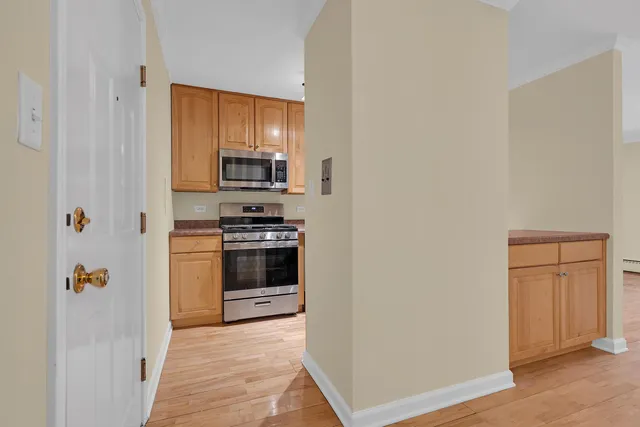 $2,150 | 2407 North Kennicott Drive, Unit 1A, Arlington Heights, IL 60004