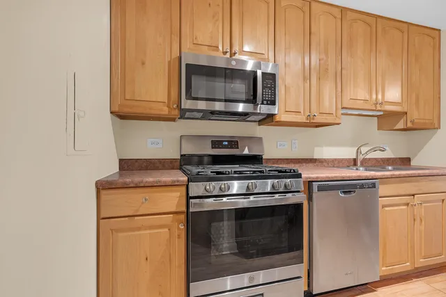 $2,150 | 2407 North Kennicott Drive, Unit 1A, Arlington Heights, IL 60004