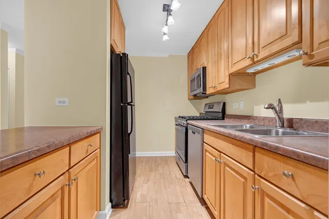 $2,150 | 2407 North Kennicott Drive, Unit 1A, Arlington Heights, IL 60004