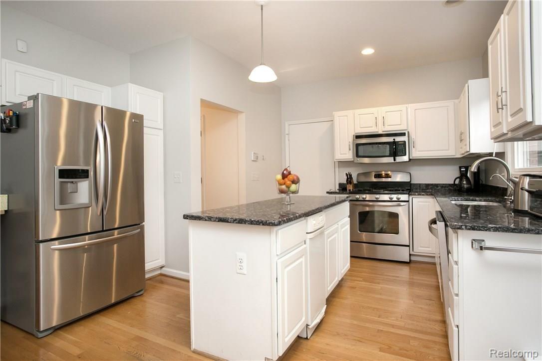 227 Woodside Road Royal Oak, MI 48073 - Photo 11 of 43 Woodside-11.jpg