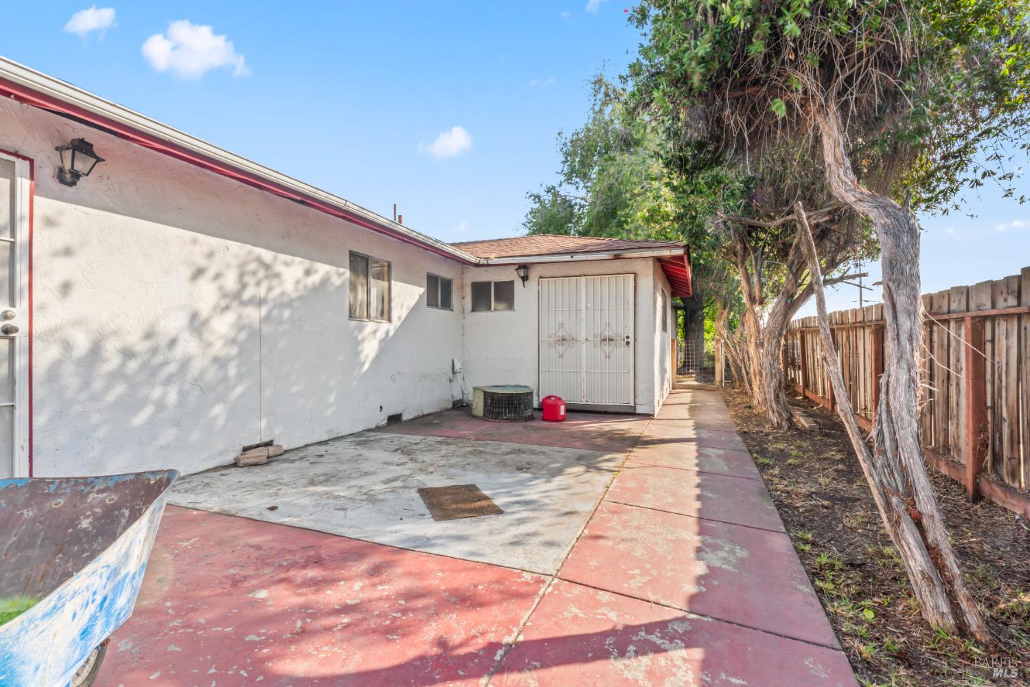 58 Solano Avenue Bay Point, CA 94565 - Photo 25 of 33 a backyard of a house