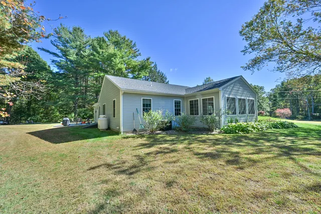 a view of a house with a yard