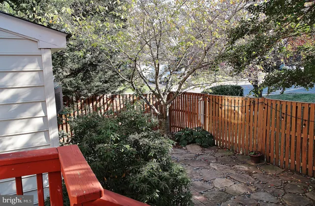 a view of a pathway with a pathway