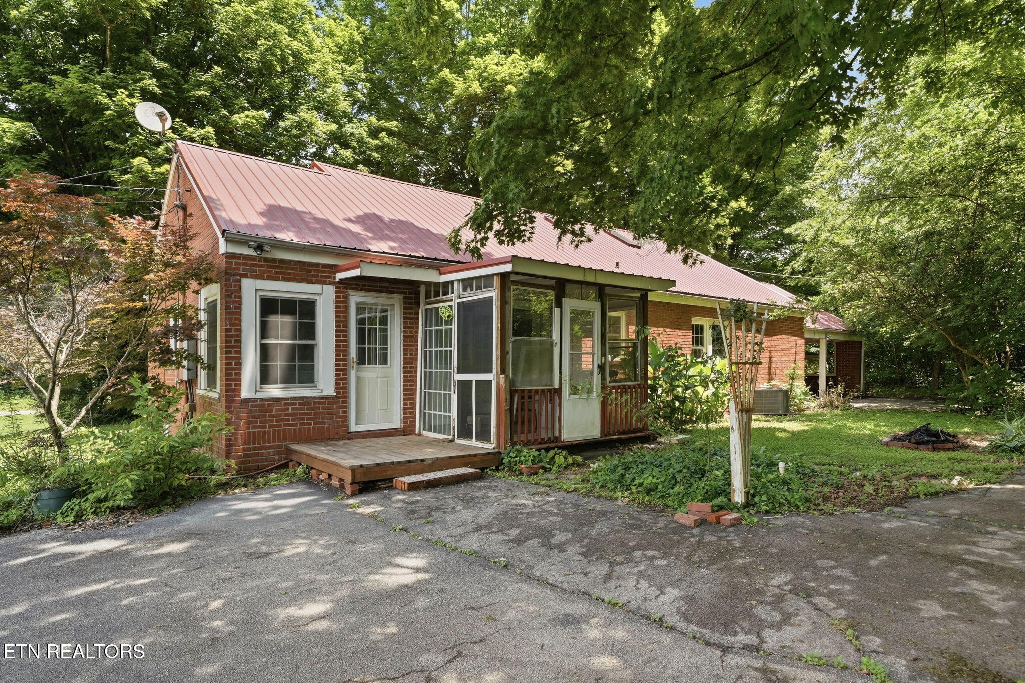 3992 Highway 92 Rutledge, TN 37861 - Photo 32 of 34 a front view of a house with a garden