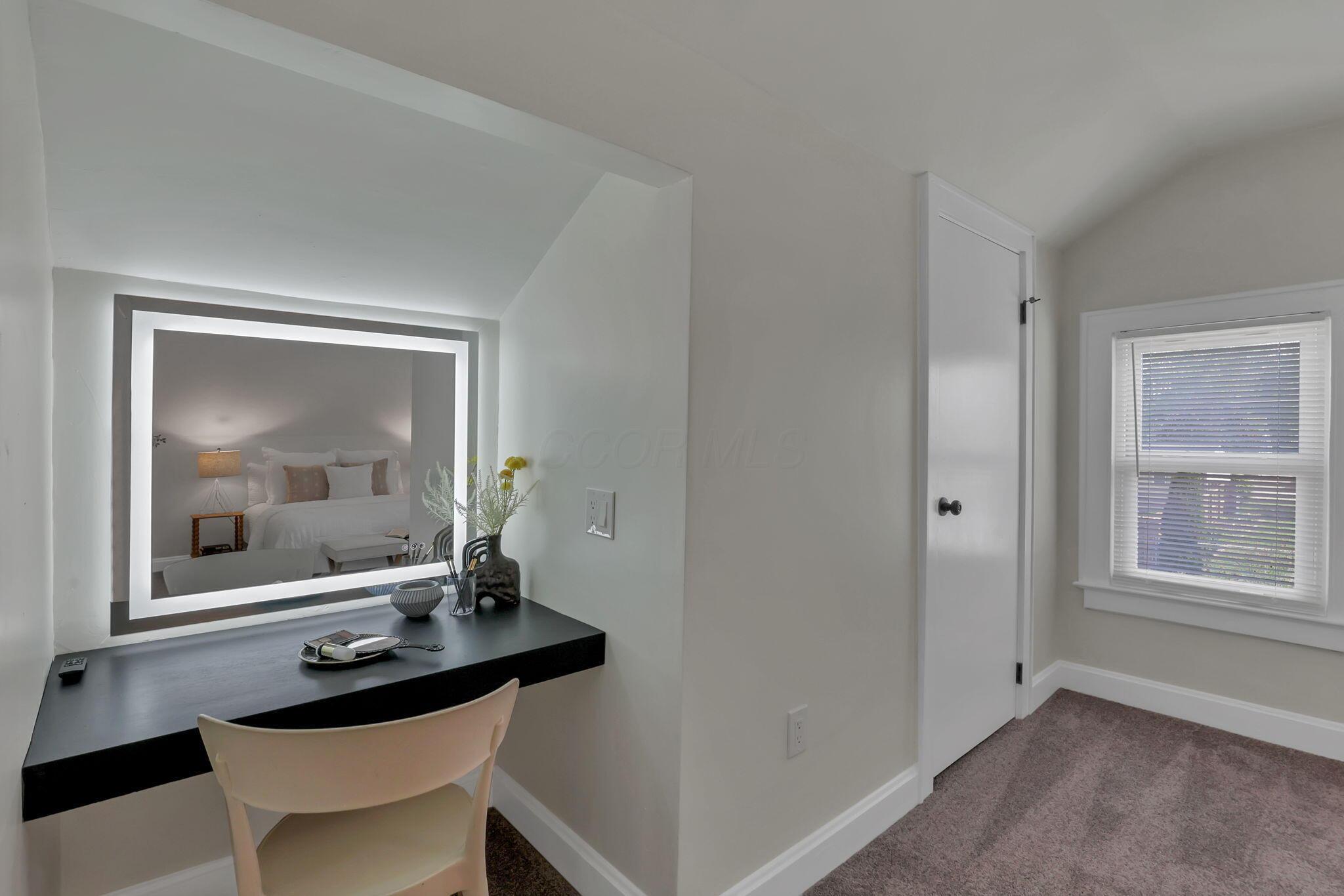 800 South Yearling Road Columbus, OH 43213 - Photo 26 of 57 Primary bedroom has a built in desk or make up station!