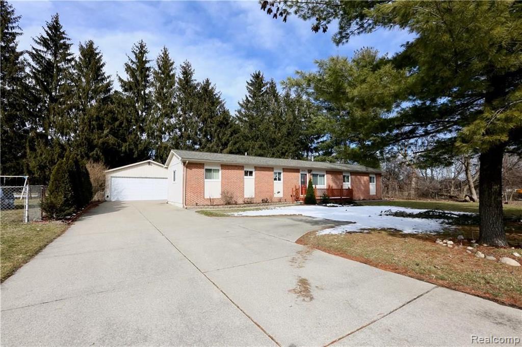 2679 East Square Lake Road Troy, MI 48085 - Photo 3 of 42