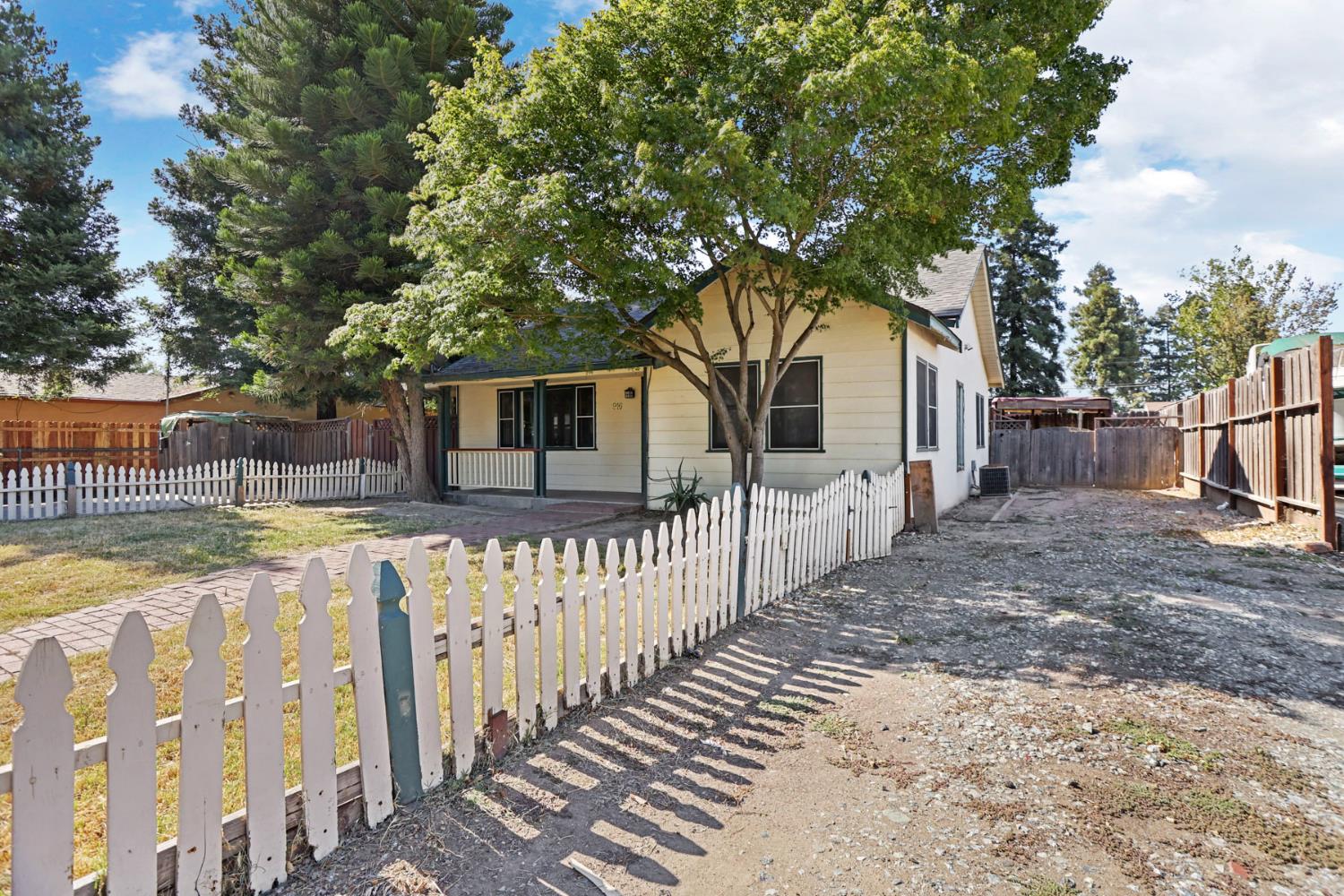 916 Elm Avenue Modesto, CA 95351 - Photo 6 of 52 7. Driveway and gated side yard Behind the gate, there’s space with options — parking, projects, storage, hobbies, or whatever the next owner dreams up.