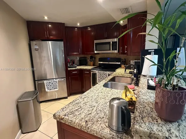 $2,300 | 9715 Fontainebleau Boulevard, Unit E213, Miami, FL 33172