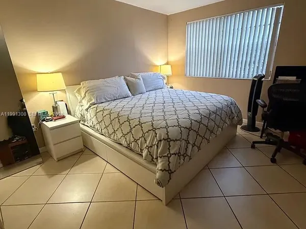 $2,300 | 9715 Fontainebleau Boulevard, Unit E213, Miami, FL 33172