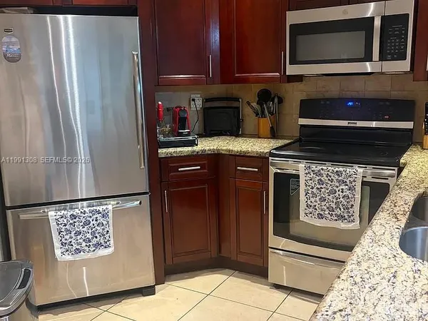 $2,300 | 9715 Fontainebleau Boulevard, Unit E213, Miami, FL 33172