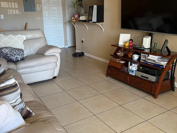 $2,300 | 9715 Fontainebleau Boulevard, Unit E213, Miami, FL 33172