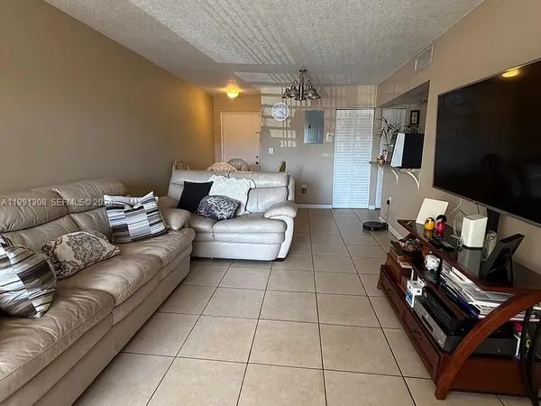 $2,300 | 9715 Fontainebleau Boulevard, Unit E213, Miami, FL 33172