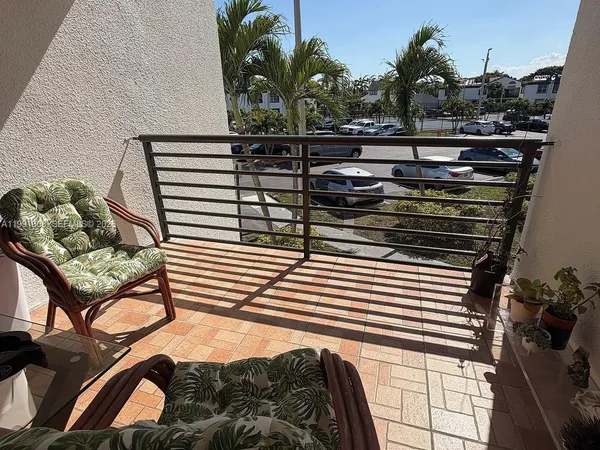 $2,300 | 9715 Fontainebleau Boulevard, Unit E213, Miami, FL 33172