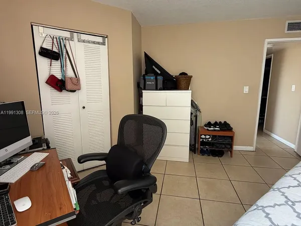 $2,300 | 9715 Fontainebleau Boulevard, Unit E213, Miami, FL 33172