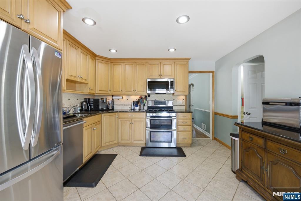 46 Oakley Terrace Nutley, NJ 07110 - Photo 9 of 27