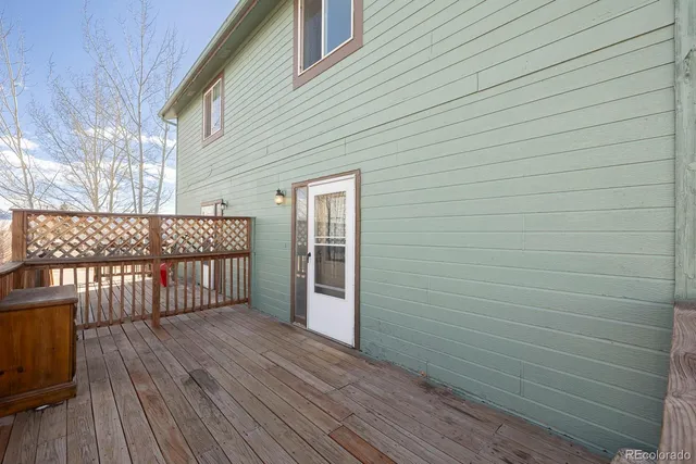 a view of entryway with wooden deck