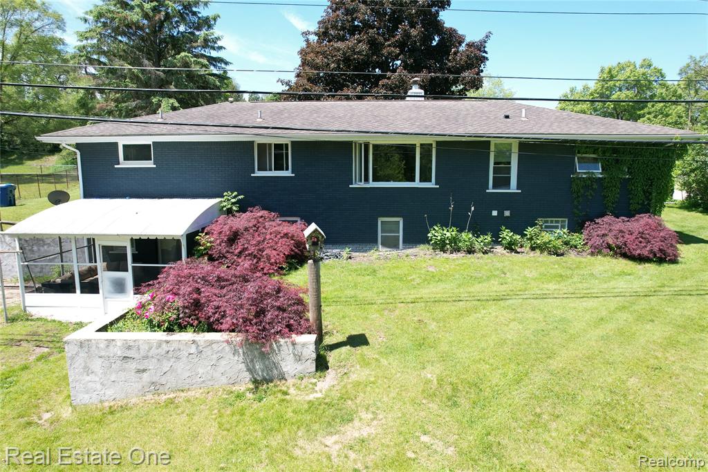 1325 South Hospital Road Waterford, MI 48327 - Photo 5 of 54