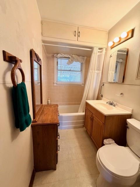 1417 Reynolds Street Goldthwaite, TX 76844 - Photo 9 of 21 a bathroom with a toilet a sink and bathtub
