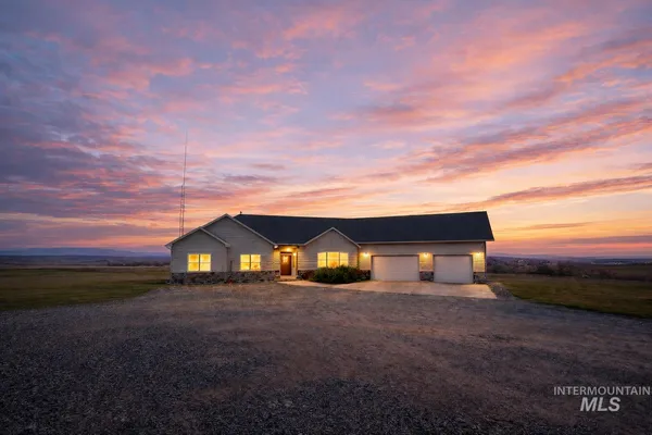 $859,900 | 2048 6th Avenue West, Vale, OR 97918