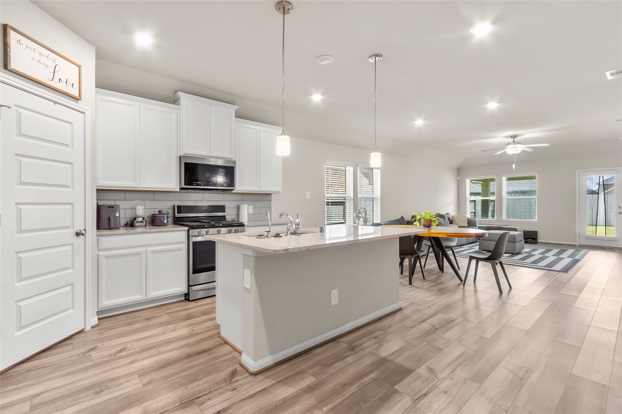 10835 Clfs Vw Drive Rosharon, TX 77583 - Photo 15 of 21 Kitchen