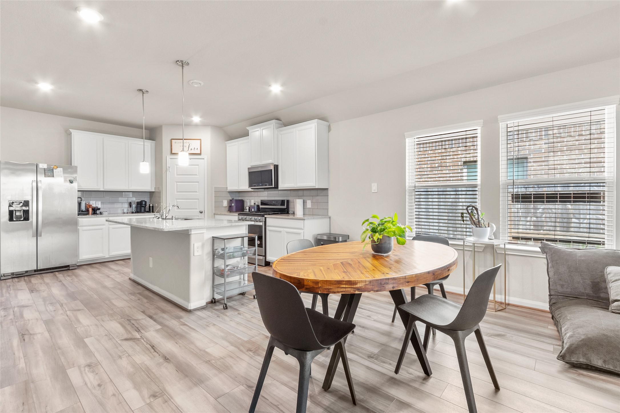 10835 Clfs Vw Drive Rosharon, TX 77583 - Photo 16 of 21 Dining Kitchen Area
