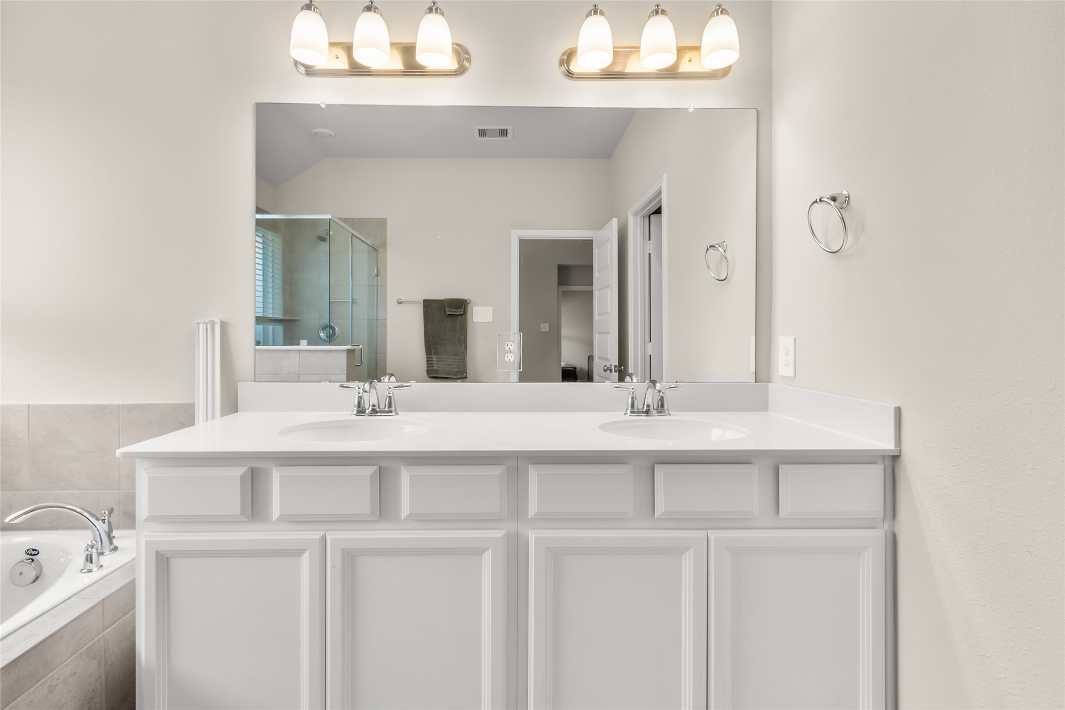 10835 Clfs Vw Drive Rosharon, TX 77583 - Photo 5 of 21 Primary Bathroom w/ double sink