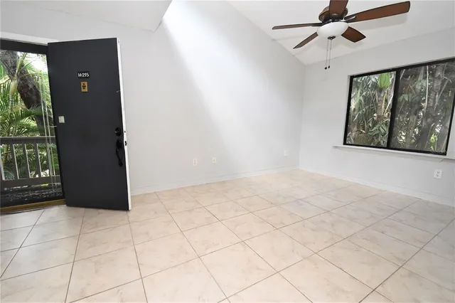 $2,500 | 1601 Pelican Point Drive, Unit HA215, Sarasota, FL 34231