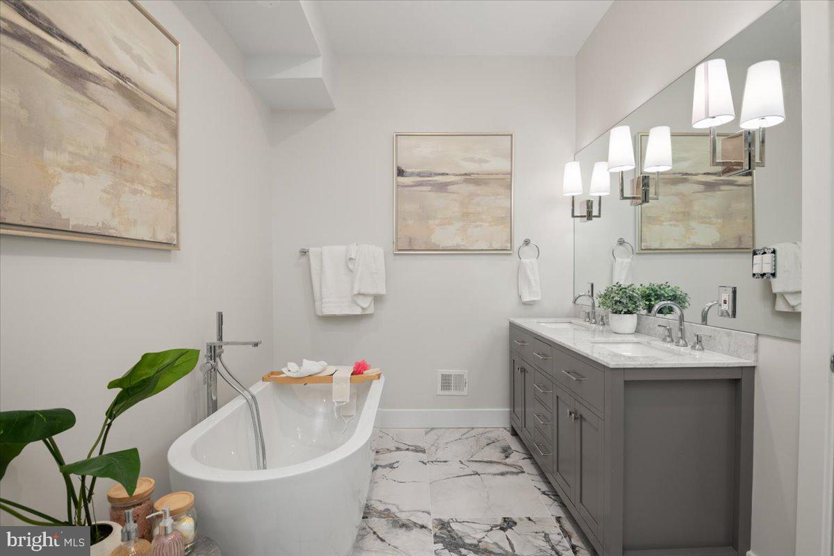 3534 13th Street Northwest, Unit 2 Washington, DC 20010 - Photo 16 of 33 Soaking tub