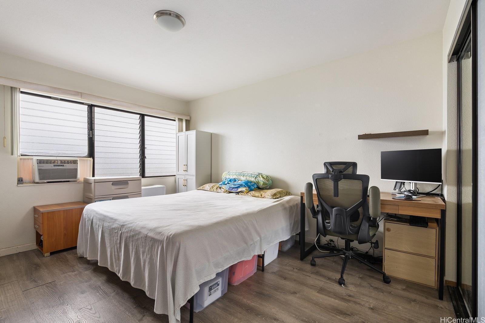 98-660 Moanalua Loop, Unit 276 Aiea, HI 96701 - Photo 8 of 25 a bedroom with a bed and a chair