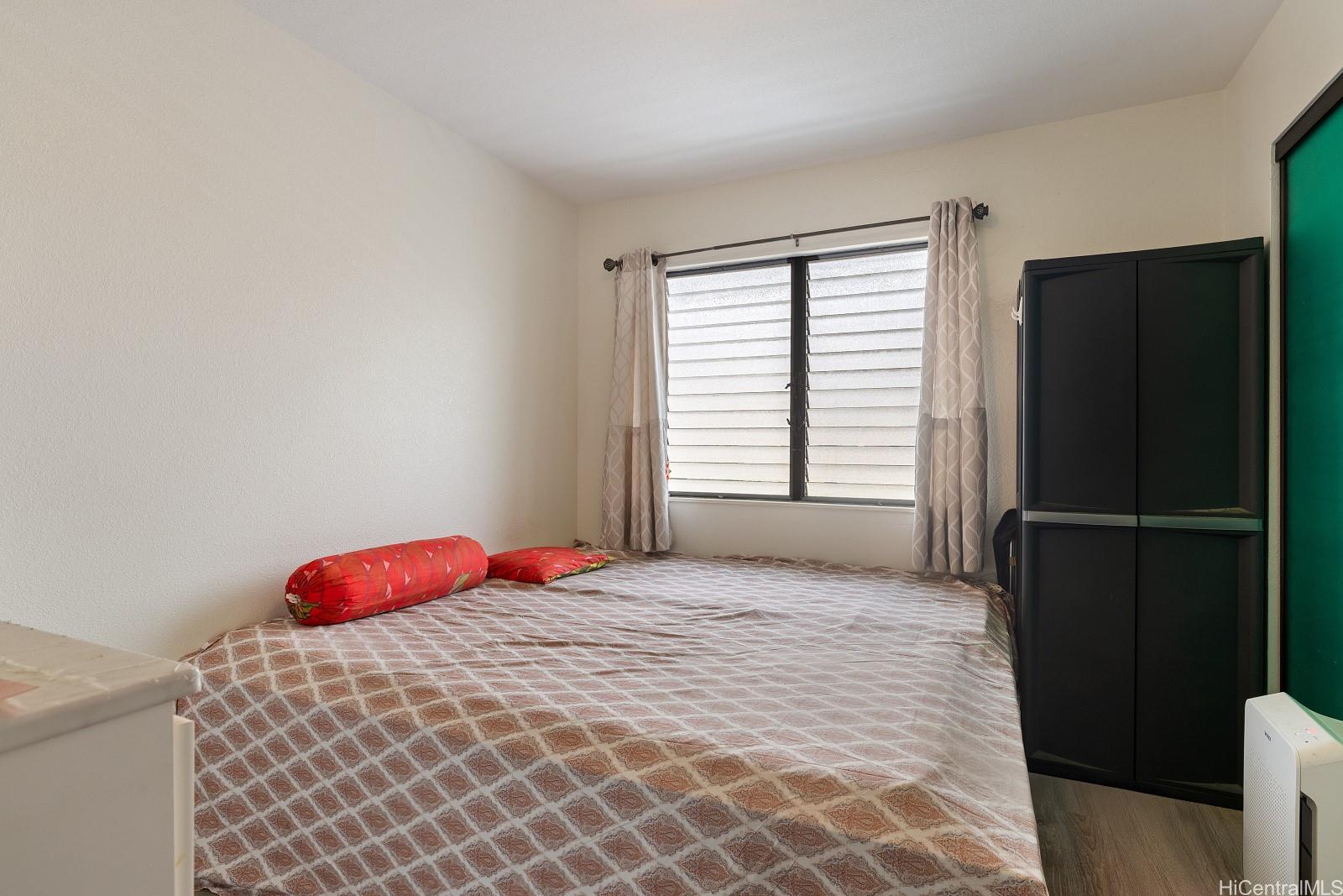 98-660 Moanalua Loop, Unit 276 Aiea, HI 96701 - Photo 10 of 25 a bedroom with a bed and a window
