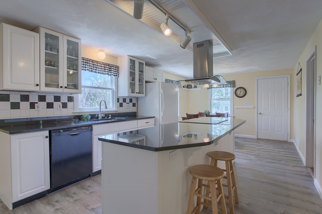 15 Wildwood Road Andover, MA 01810 - Photo 4 of 30 Gallery Image 4