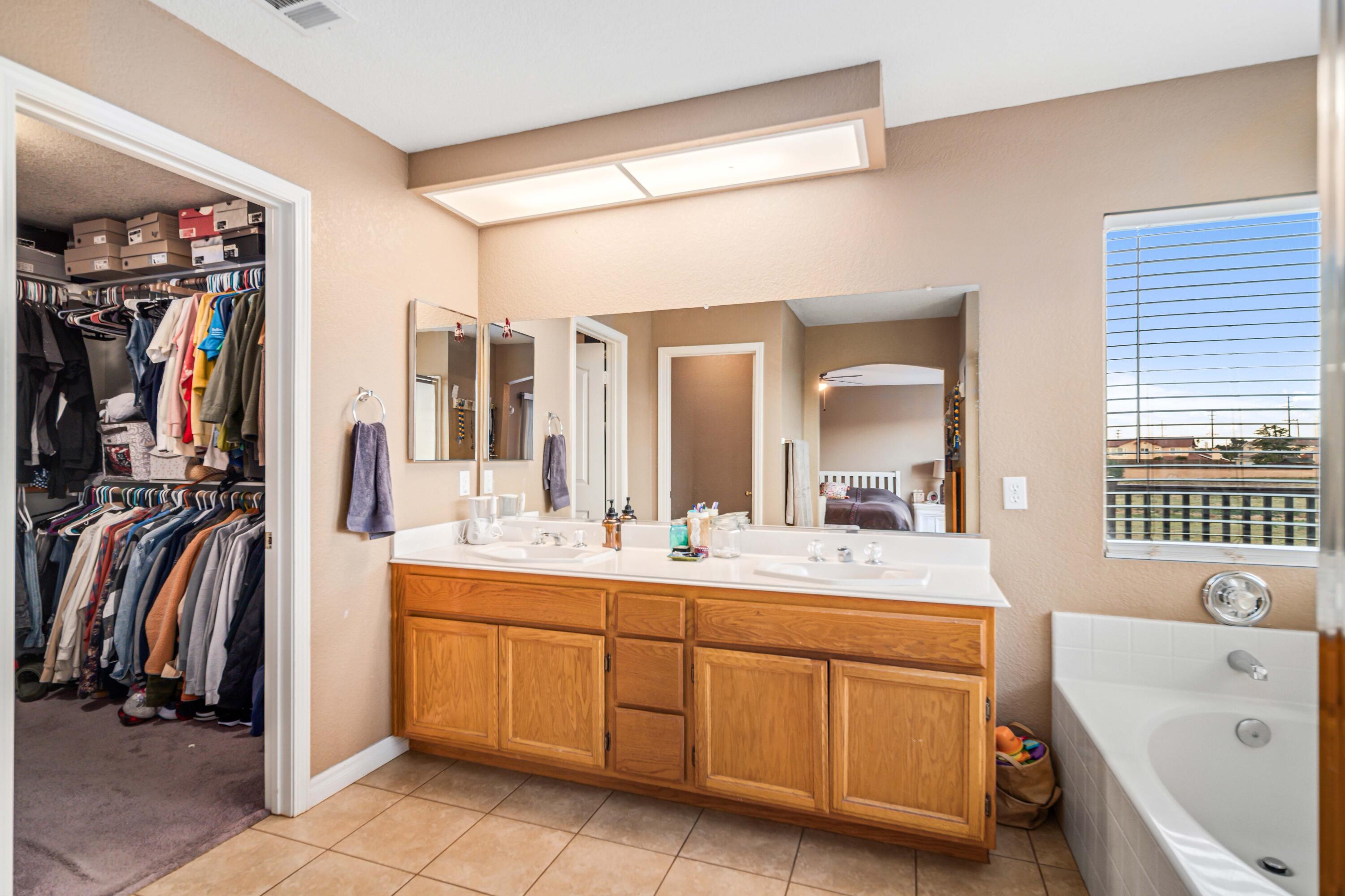 6204 Shadow Hill Drive Lancaster, CA 93536 - Photo 35 of 82 a en suite bathroom with a double vanity sink tub and a window