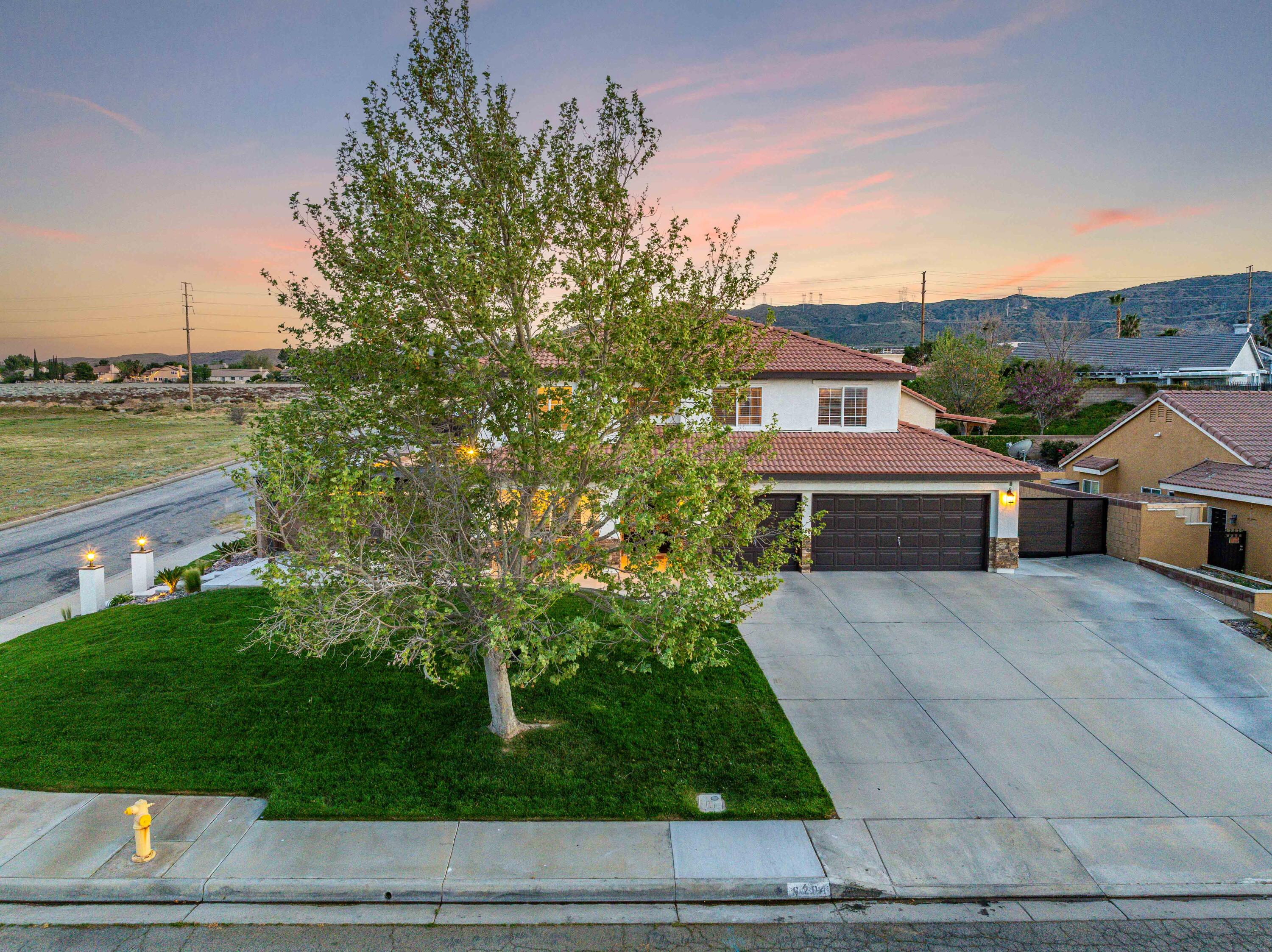 6204 Shadow Hill Drive Lancaster, CA 93536 - Photo 5 of 82 a front view of a house with garden