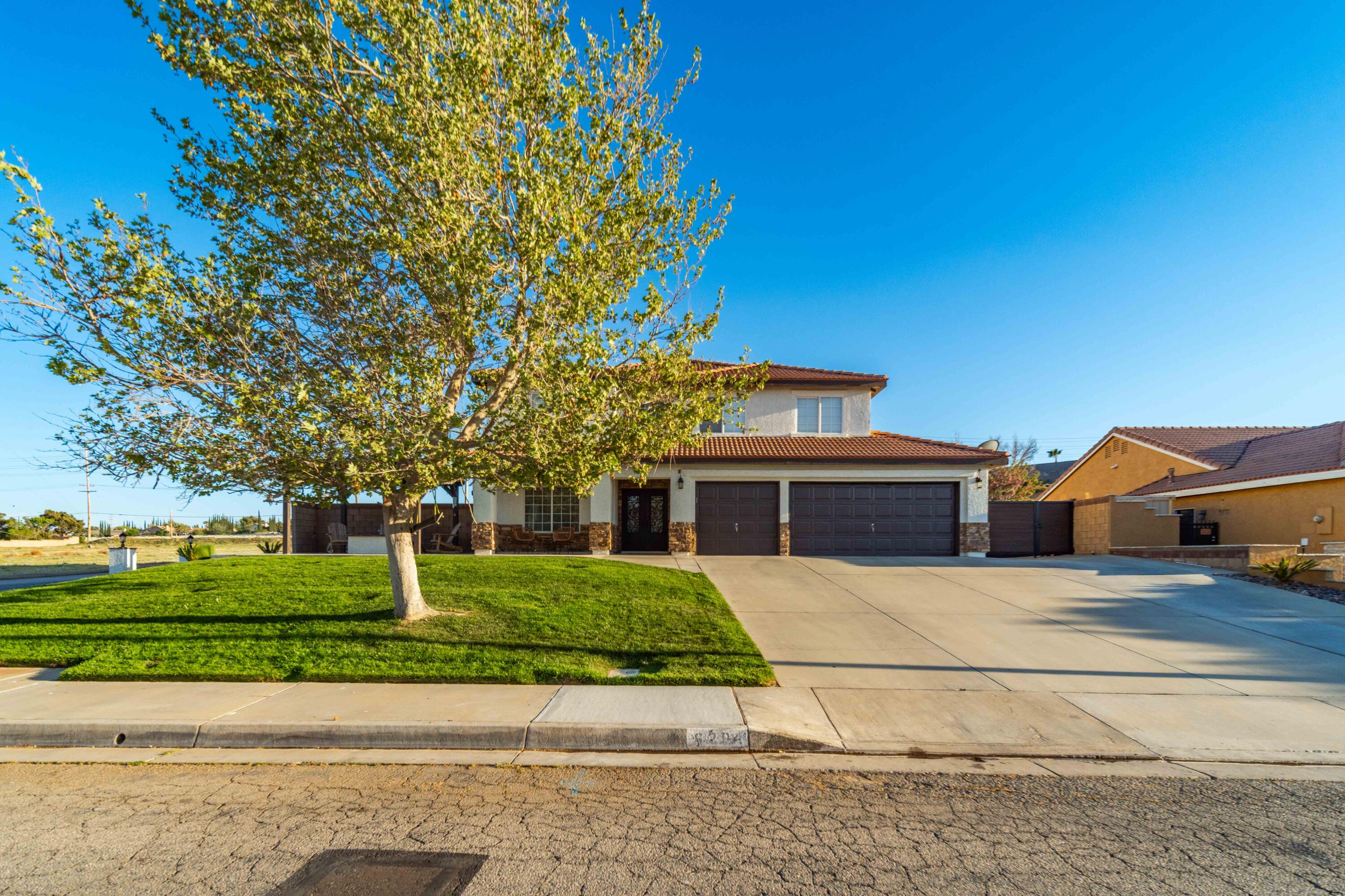 6204 Shadow Hill Drive Lancaster, CA 93536 - Photo 80 of 82 a front view of a house with a yard and garage